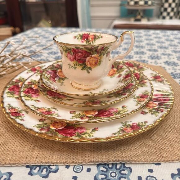 Royal Albert Old Country‎ Roses Vintage Bone China 5 -Piece Place Setting - Picture 1 of 10